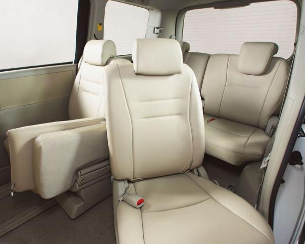 Фото Toyota Noah II (R70) Минивэн