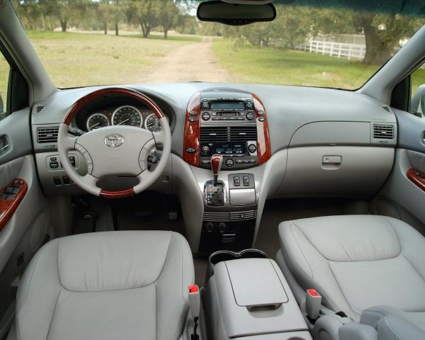 Фото Toyota Sienna II Минивэн