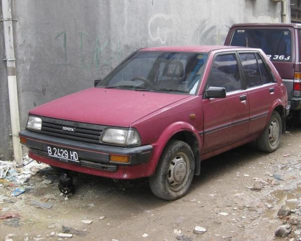 Фото Toyota Starlet III (P70) Хэтчбек 5 дв.