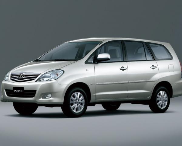 Фото Toyota Innova I Компактвэн