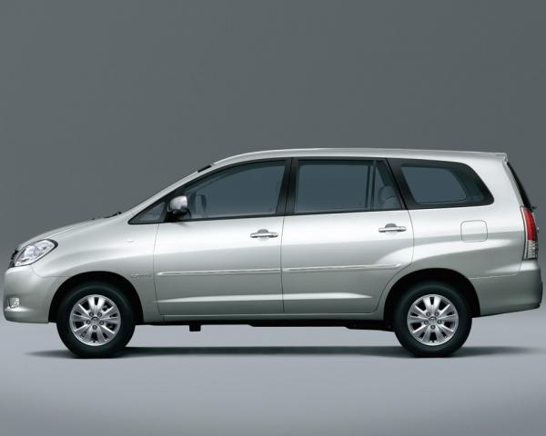 Фото Toyota Innova I Компактвэн