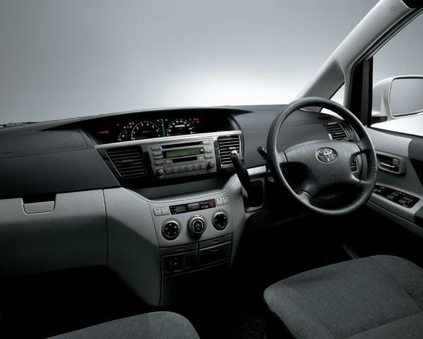 Фото Toyota Voxy I (R60) Компактвэн