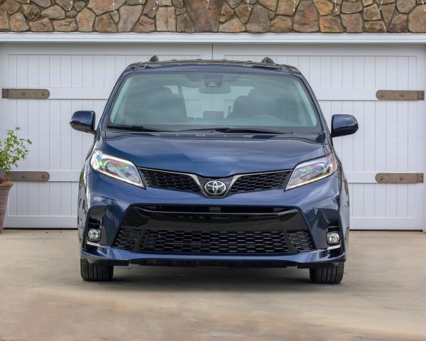 Фото Toyota Sienna III Рестайлинг 2 Минивэн