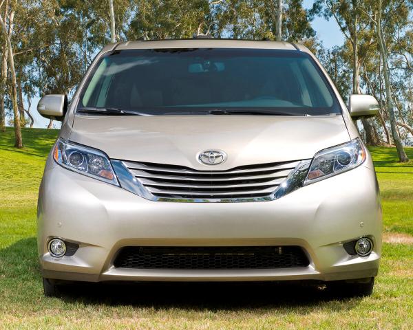 Фото Toyota Sienna III Рестайлинг Минивэн