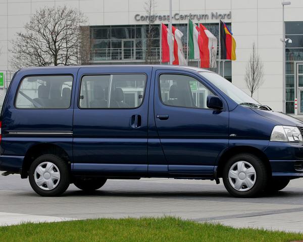 Фото Toyota HiAce XH10 Рестайлинг Минивэн