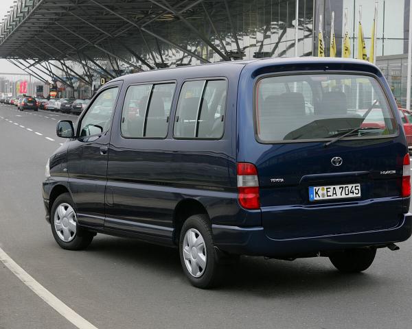 Фото Toyota HiAce XH10 Рестайлинг Фургон