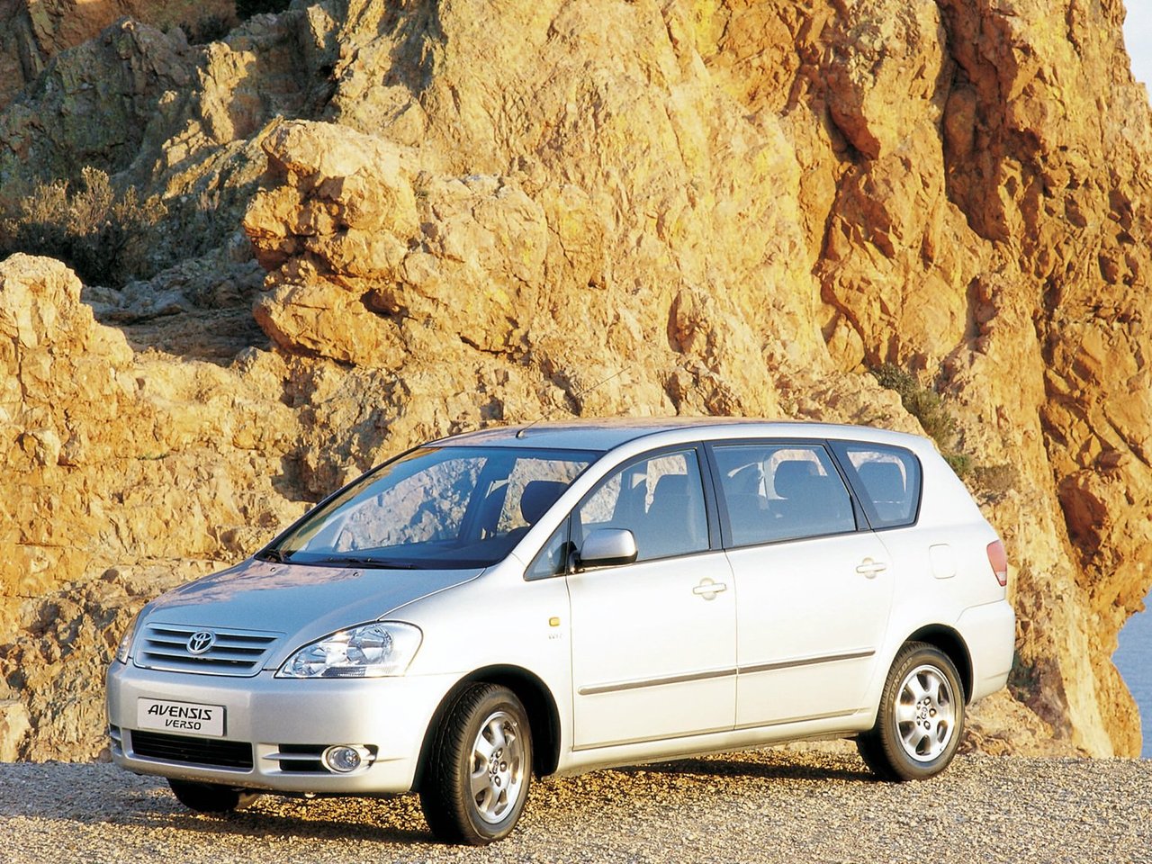 Фото Toyota Avensis Verso I