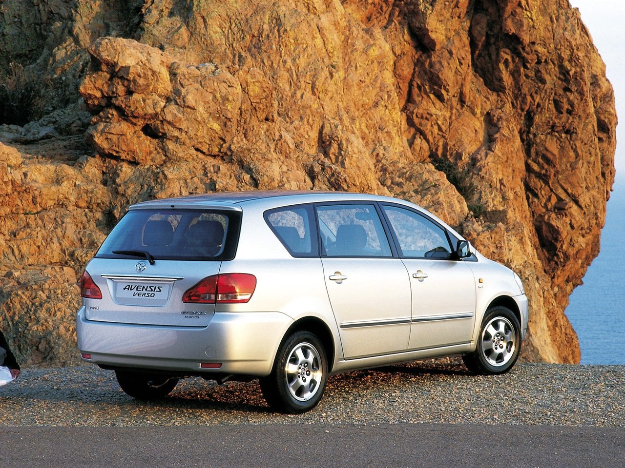 Фото Toyota Avensis Verso I