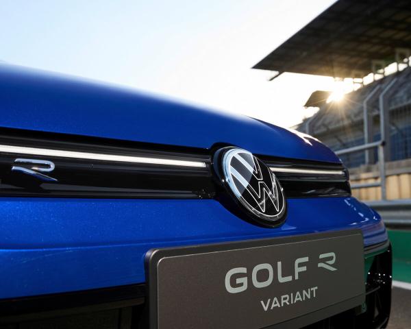 Фото Volkswagen Golf R VIII Рестайлинг Универсал 5 дв.