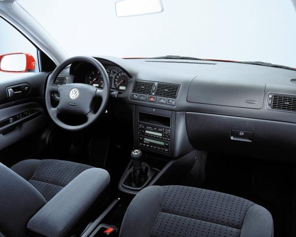 Фото Volkswagen Golf IV Хэтчбек 5 дв.