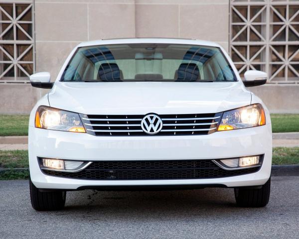 Фото Volkswagen Passat (North America) I Седан