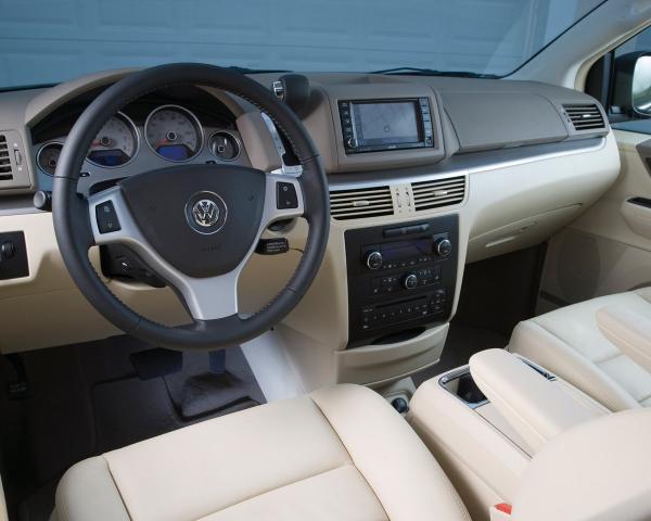 Фото Volkswagen Routan I Минивэн