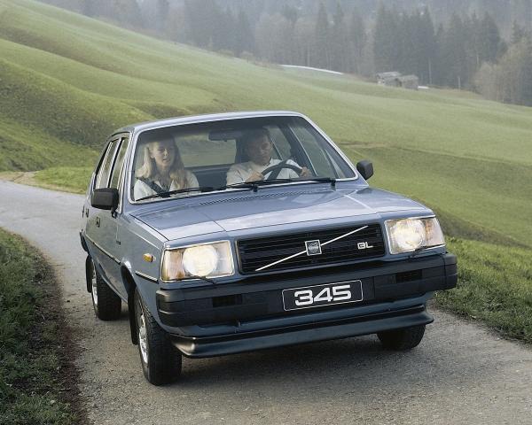 Фото Volvo 300 Series I Хэтчбек 5 дв.